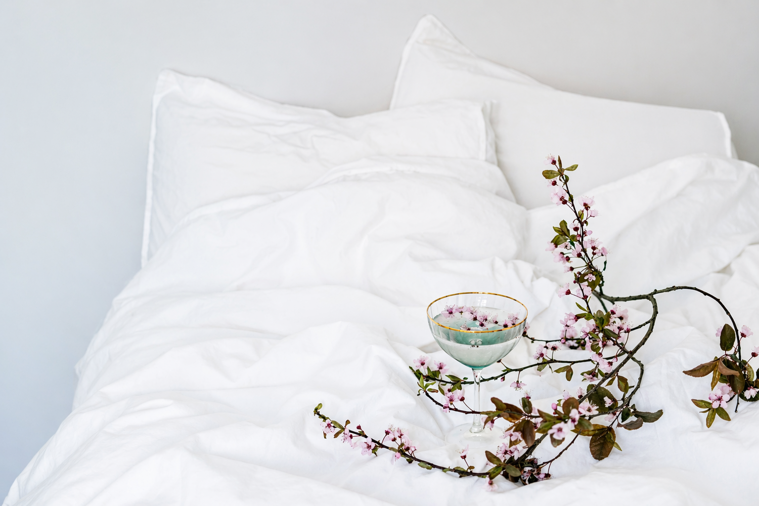 Helles, ordentliches Bett mit weichen wei&szlig;en Decken und ruhiger, cleaner Atmosph&auml;re