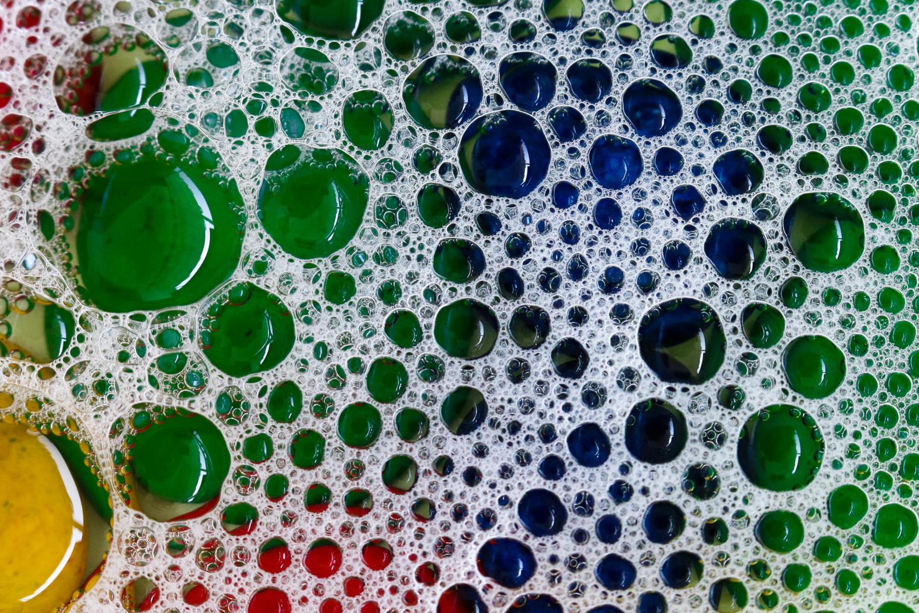 Buntes Wasser mit duftenden Tensiden