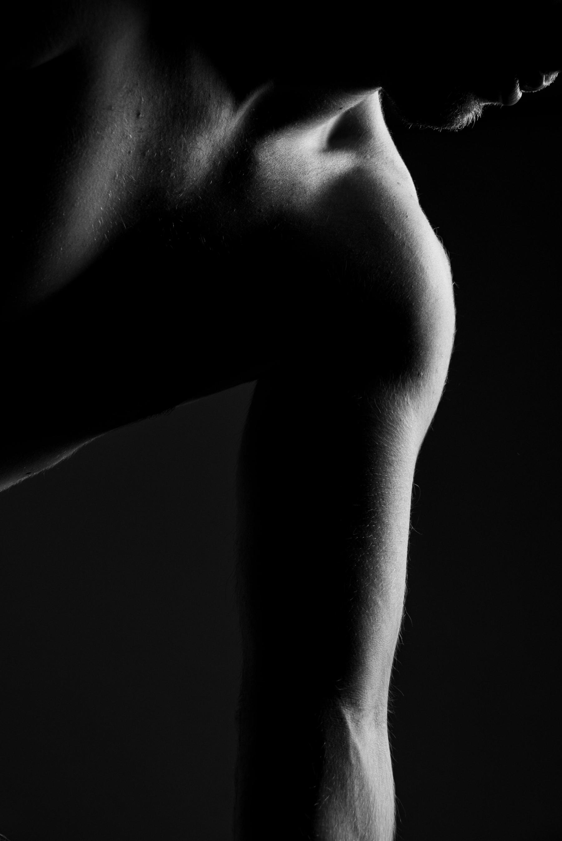 männliche Silhouette Schwarz weiß Fotografie von einem männlichen Silhouette