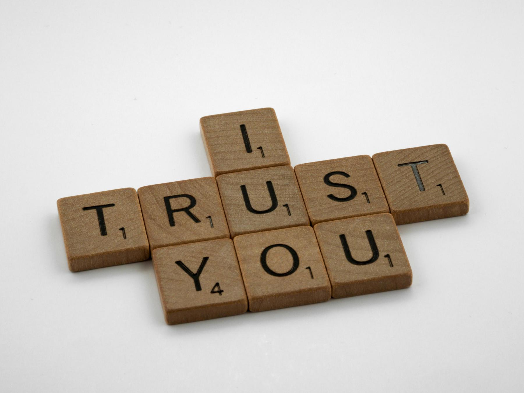Holzwürfelbuchstaben mit den Worten I trust you