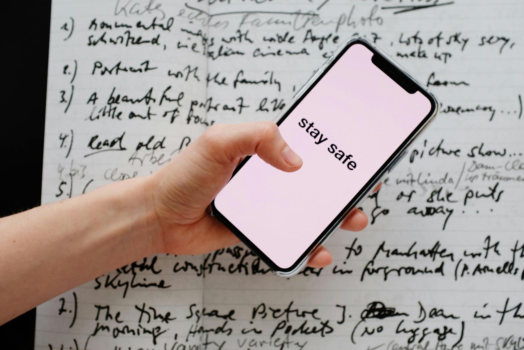 Smartphone auf handschriftlichem Gekritzel