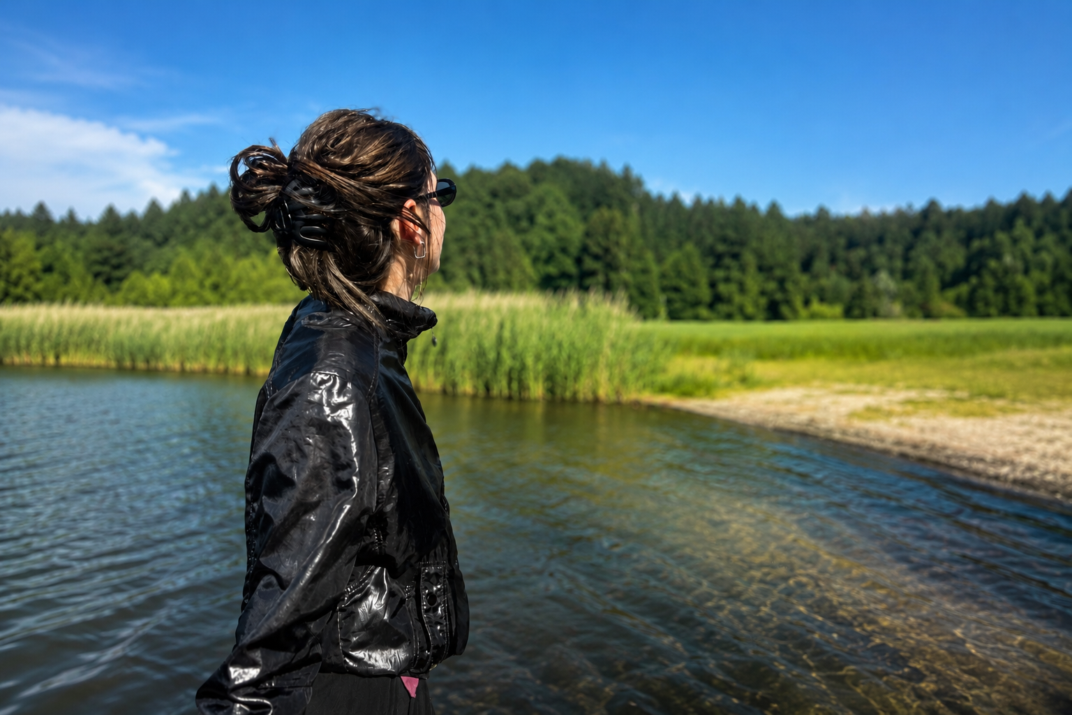 Frau am Strand genie&szlig;t dir Natur 