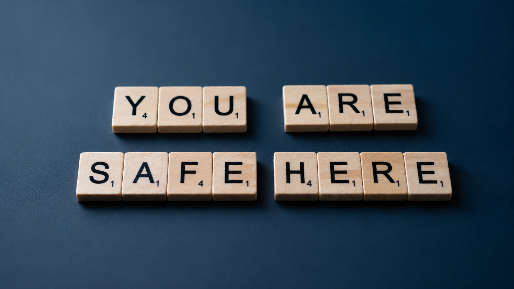 Scrabble Buchstaben mit der Aufschrift You are safe here