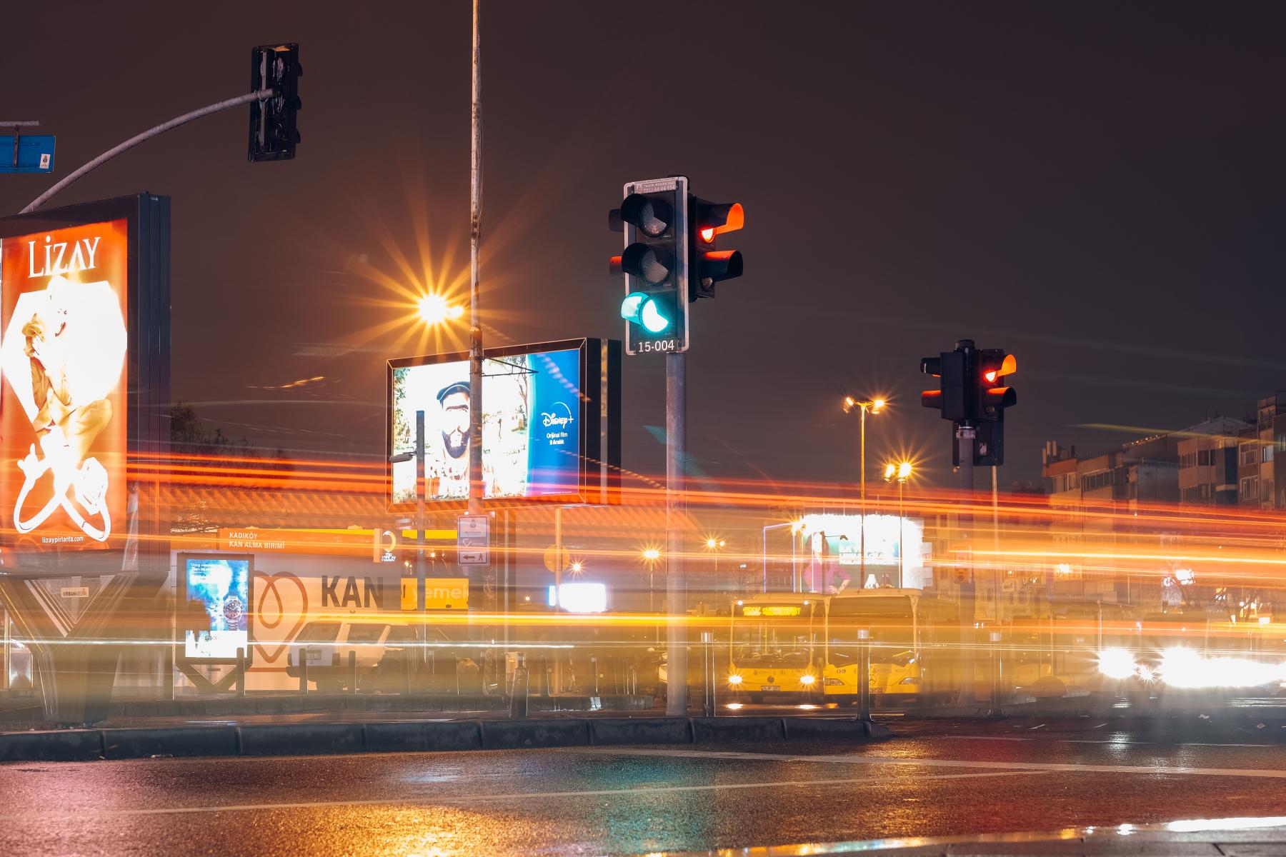 Reiz&uuml;berflutung bei Nacht in einer leuchtenden Stadt