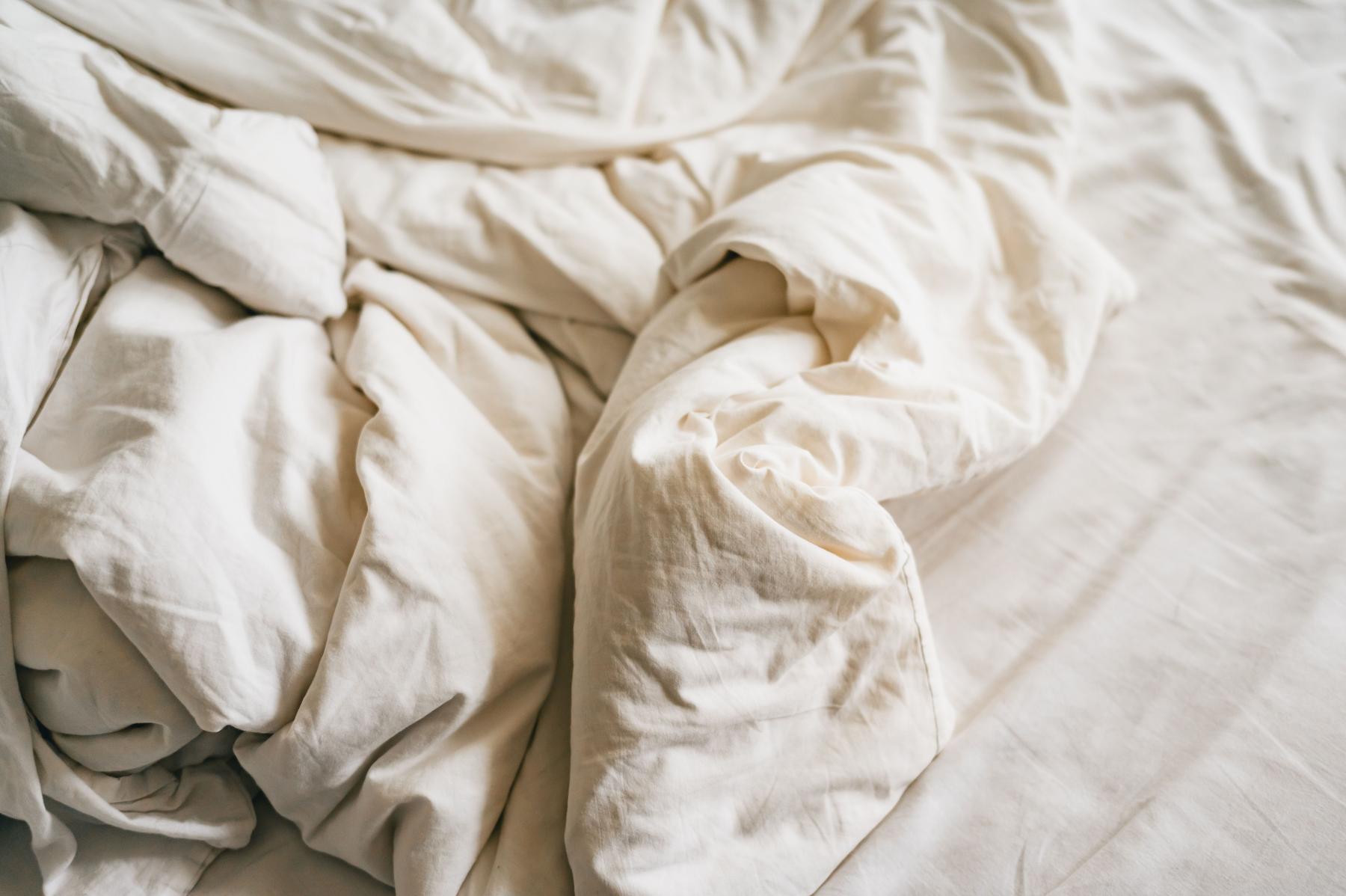 Unordentliches Bett in wei&szlig;