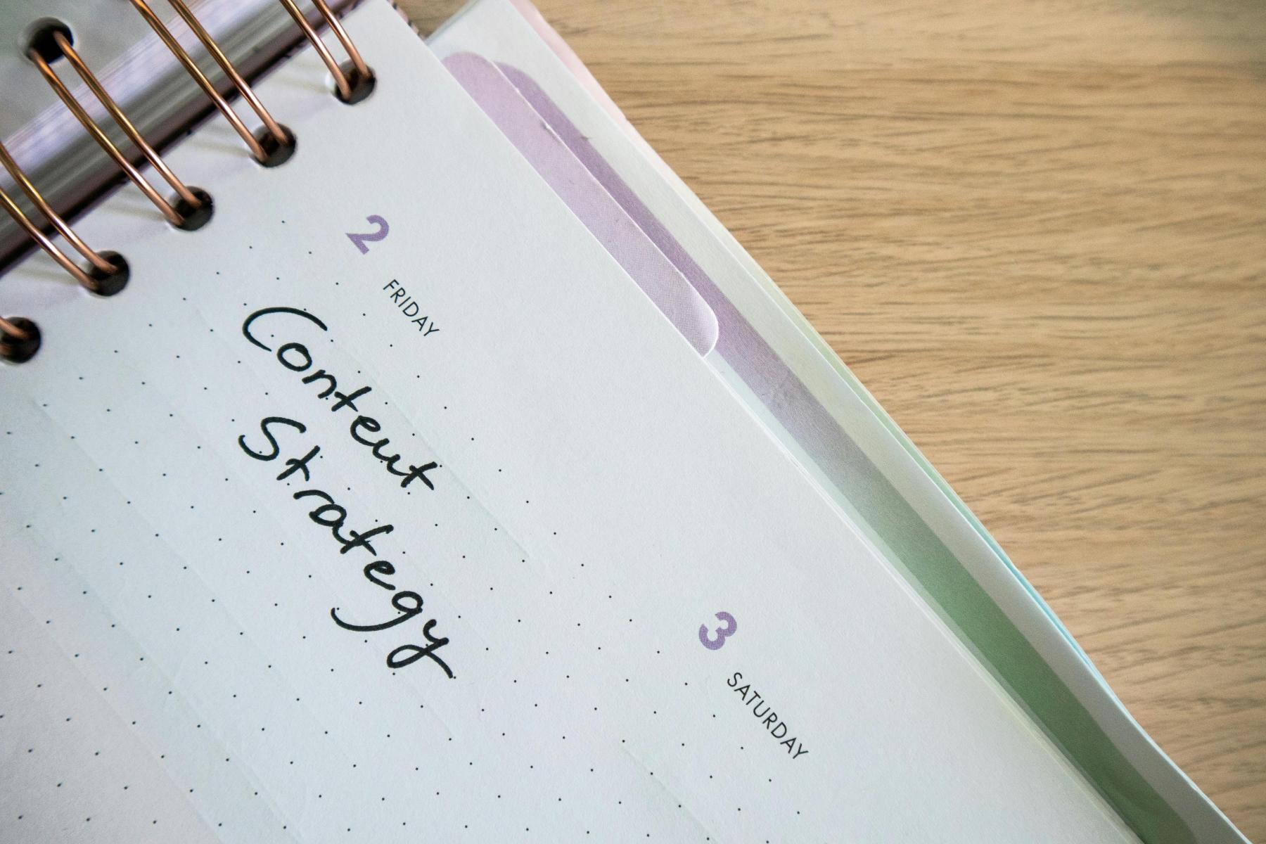 Content- Strategy Terminplaner mit der Aufschrift Content Strategie