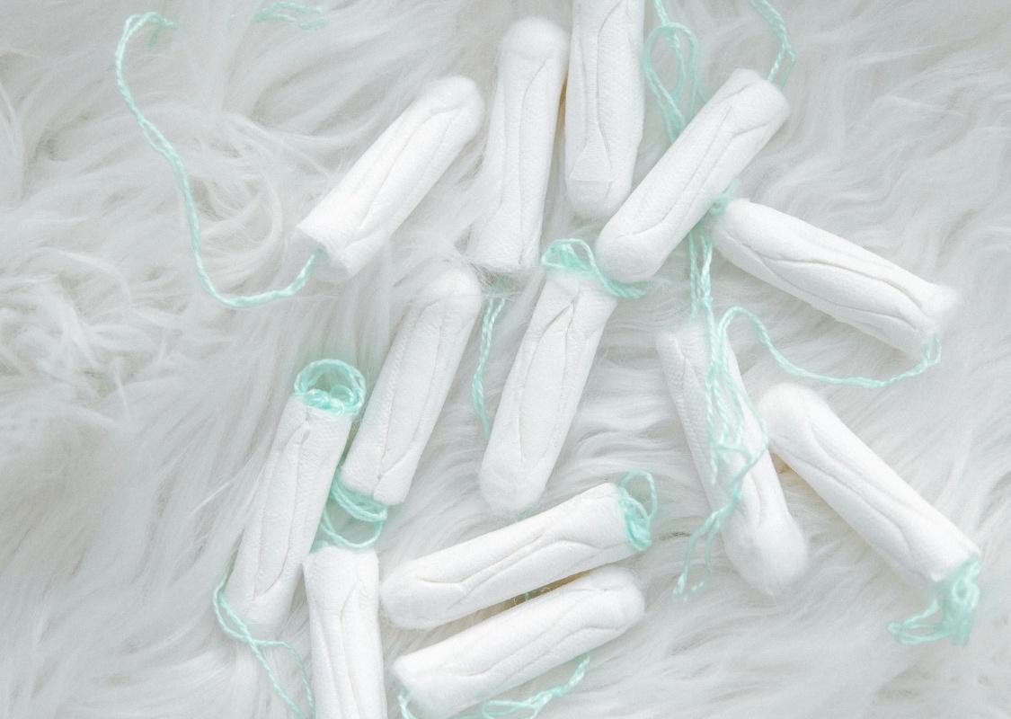 &Auml;sthetische neue Tampons auf Fellteppich