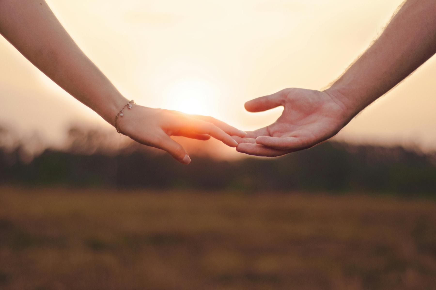 Hand in Hand im romantischen Sonnenuntergang