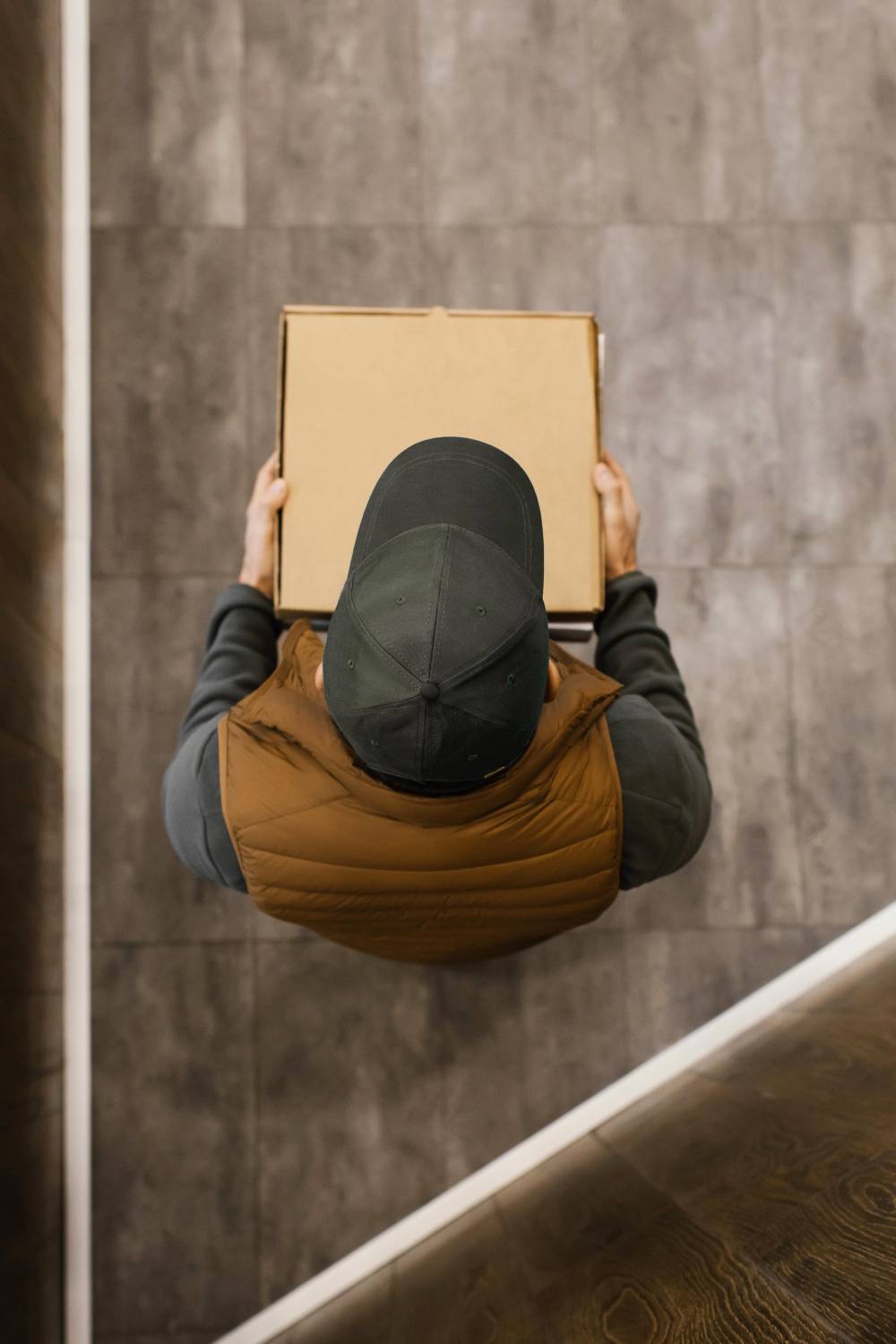 Hermes vs. Post DHL - Darum machen Lieferzeiten den Unterschied 