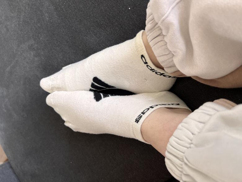 Duftende weiße Adidas Socken
