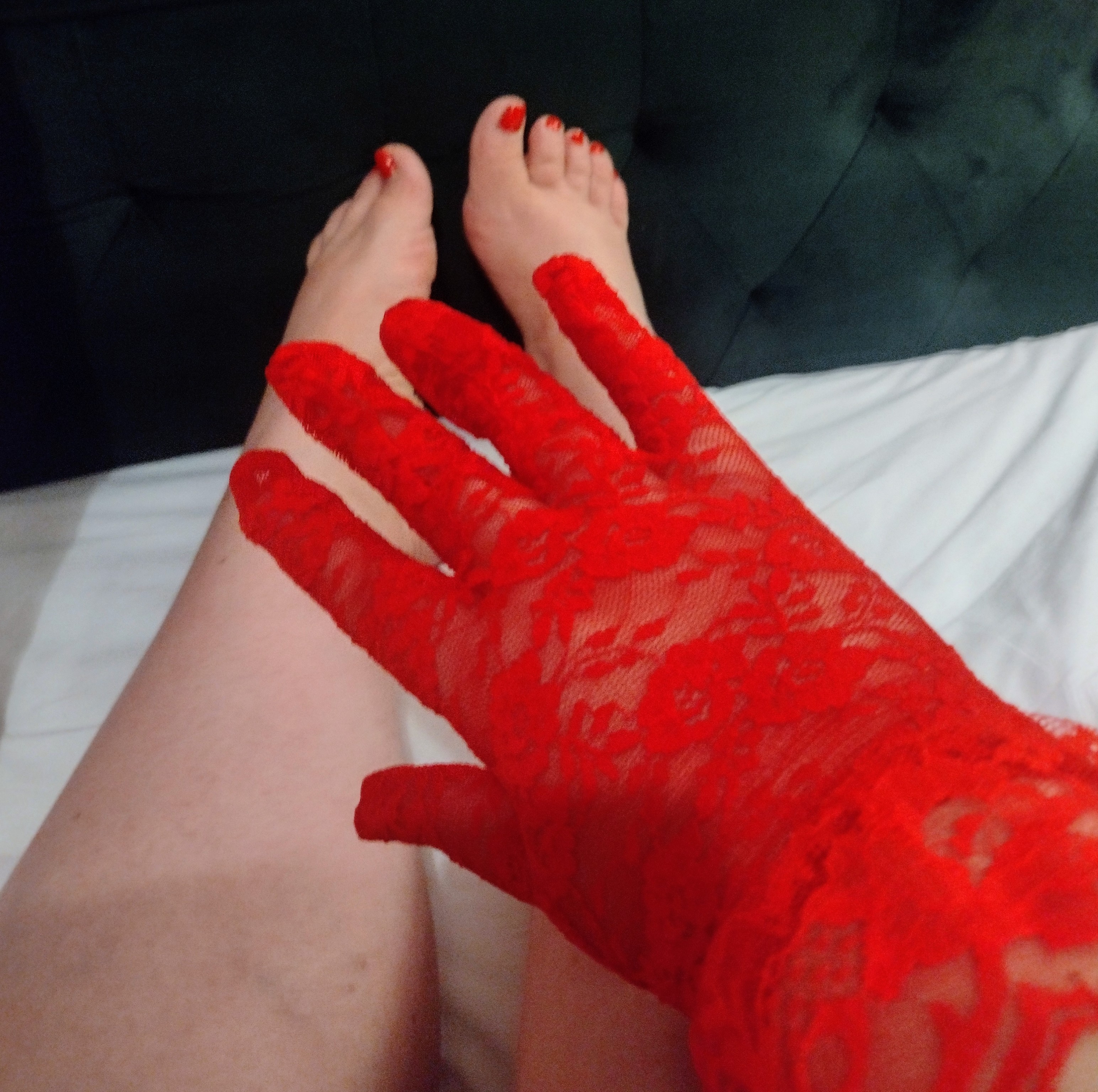 Rote Handschuhe aus Spitze