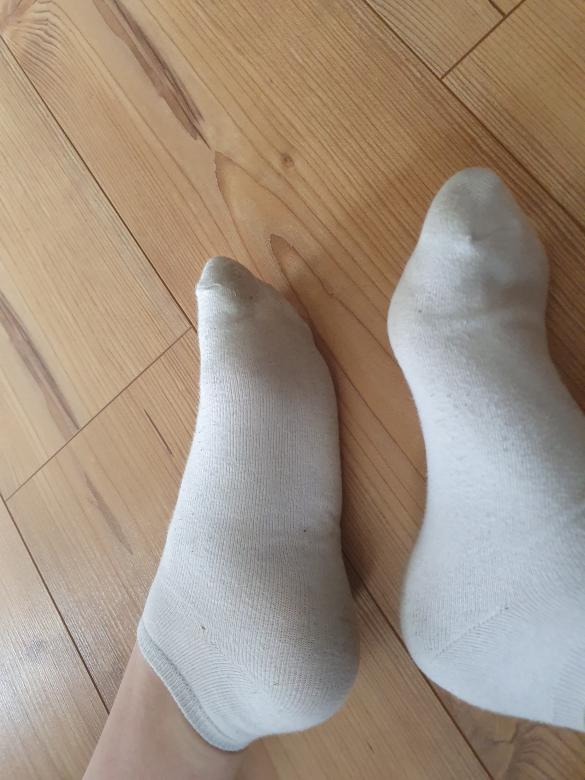 Getragene weiße Socken mit eigenem Duft