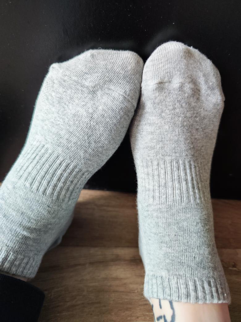 Graue Arbeitssocken die auf dich warten