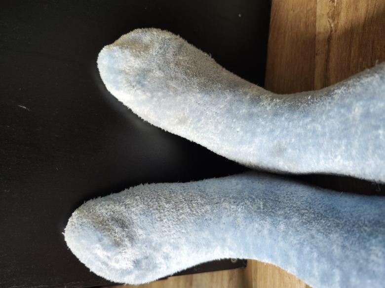 hellblaue, dreckige Kuschelsocken
