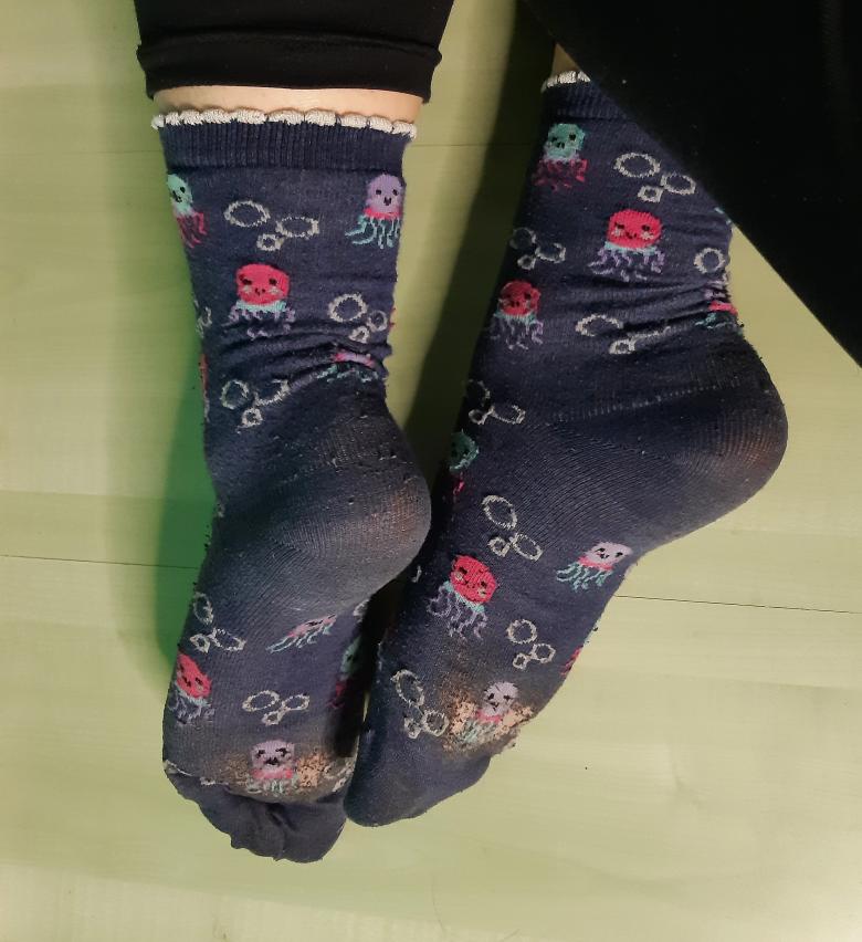 Verspielte Söckchen durchgetragen