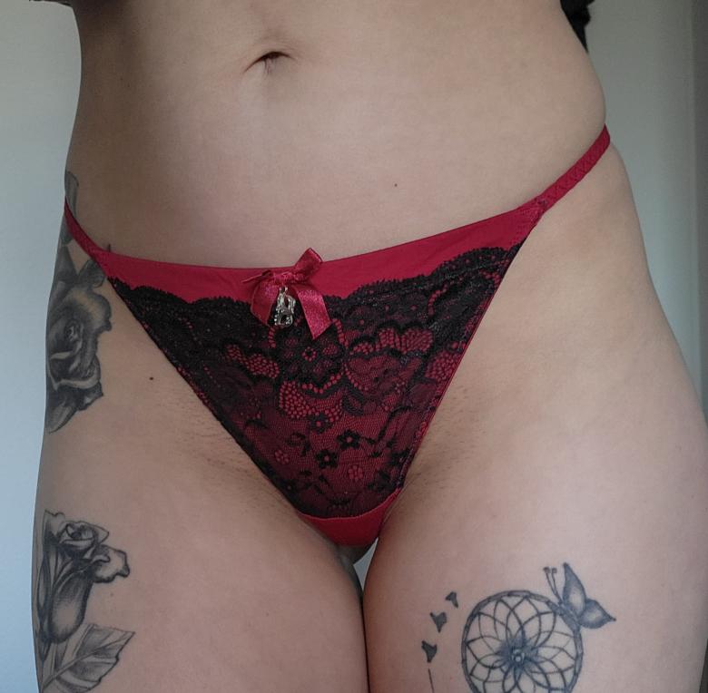 Schwarz roter String