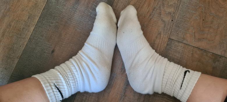 Stinkende dreckige weiße Socken