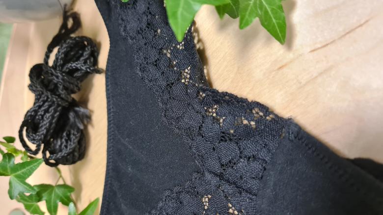 Black String mit Spitze