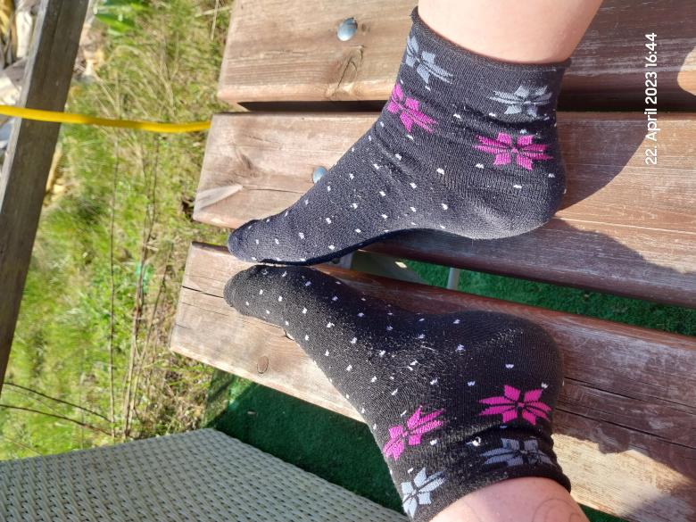 Schwarze Socken mit weißen Pünktchen