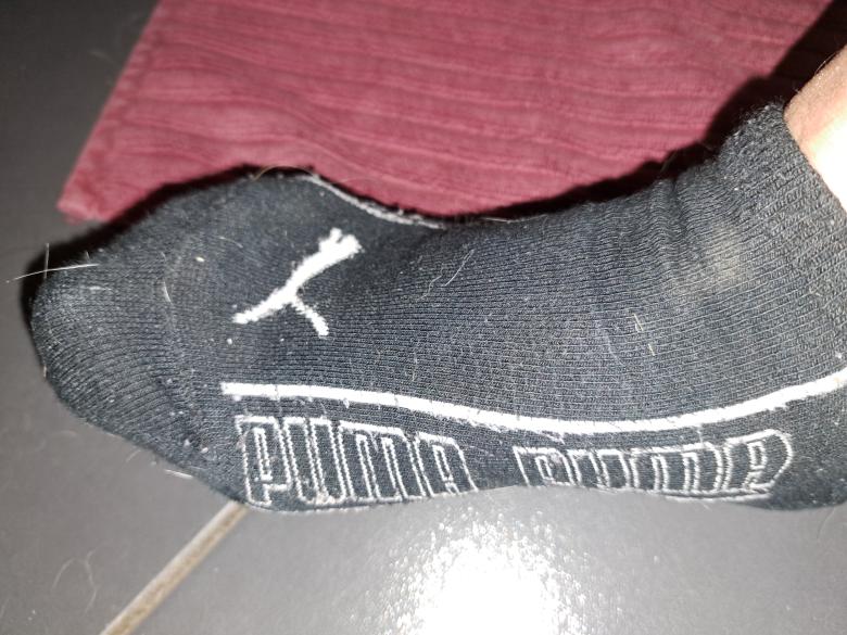 Bei Gartenarbeit getragene Sneakersocken