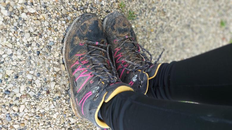 Dreckige Trekkingschuhe/Stallschuhe