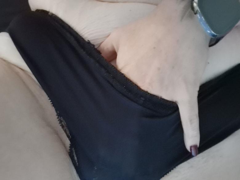 Schwarzer Slip getragen beim Sport