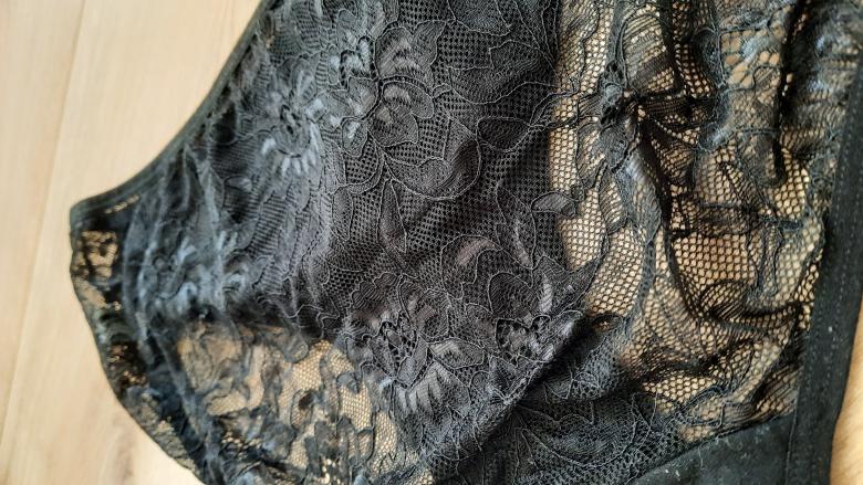 Schwarzer Spitzenpantie