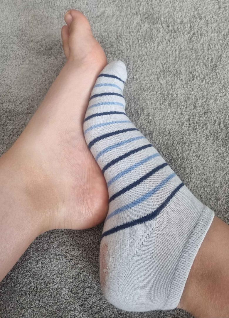 Süße, abgenutzte Sneakersocken