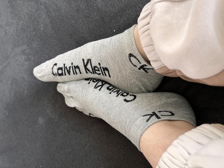 Duftende graue CK Socken für dich