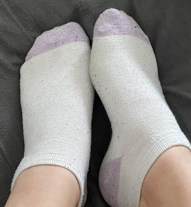 Weiße Söckchen mit lila Akzenten