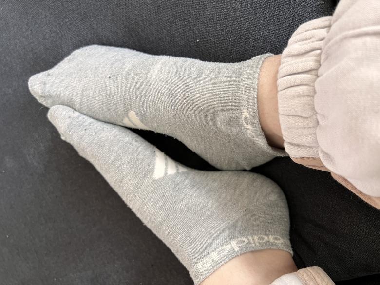 Duftende graue adidas Socken