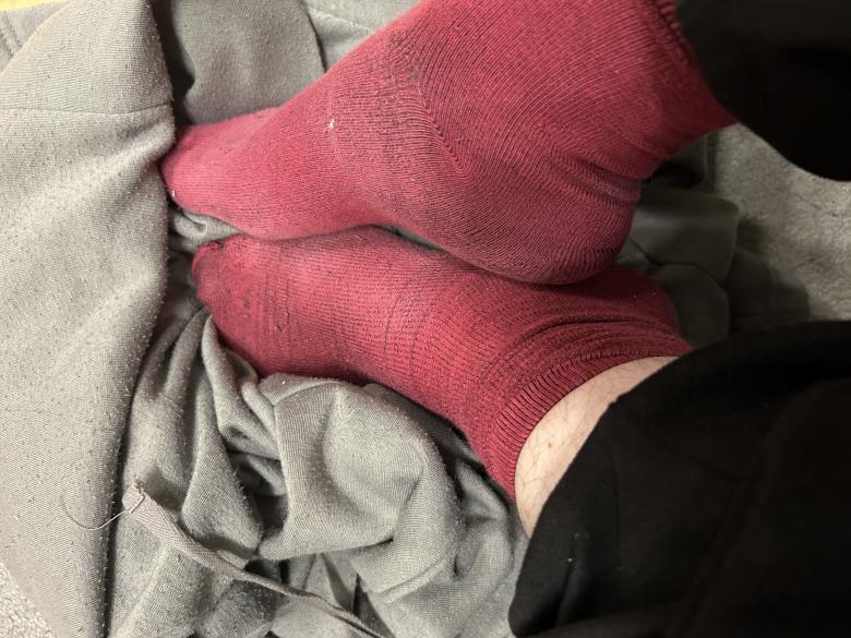 Getragene Socken in Arbeitsschutzschuhen