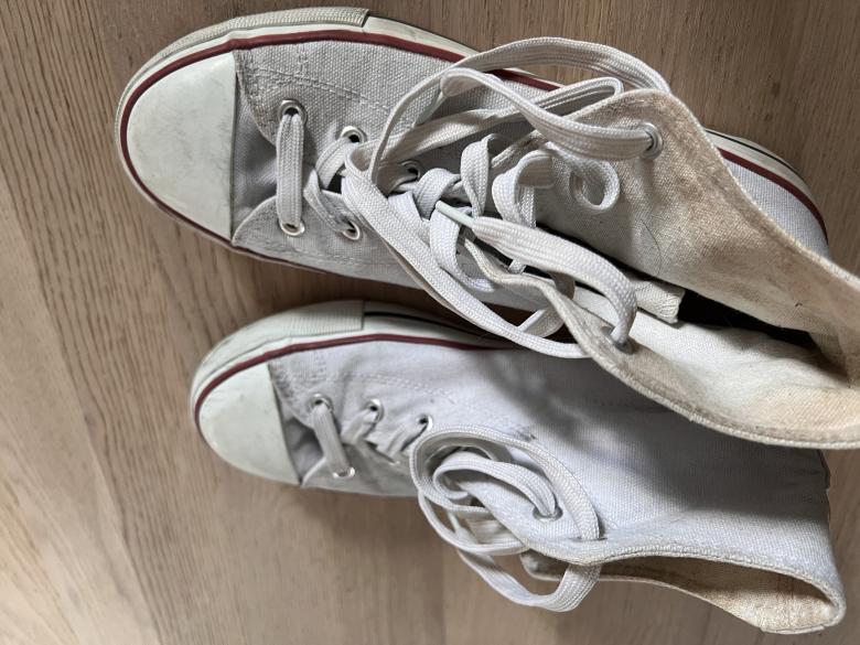 Getragene Sportschuhe