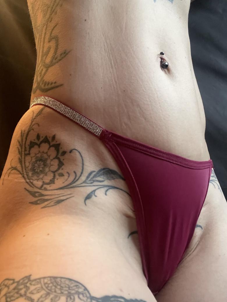 roter String mit Glitzer