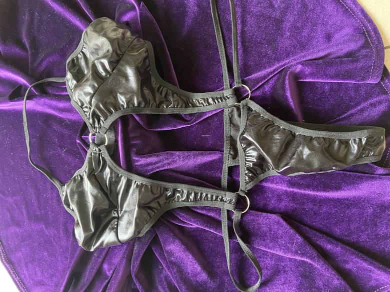 Schwarzer wetlook Body