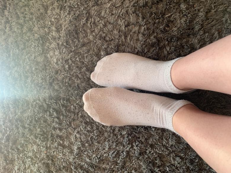 Kleine weiße Söckchen