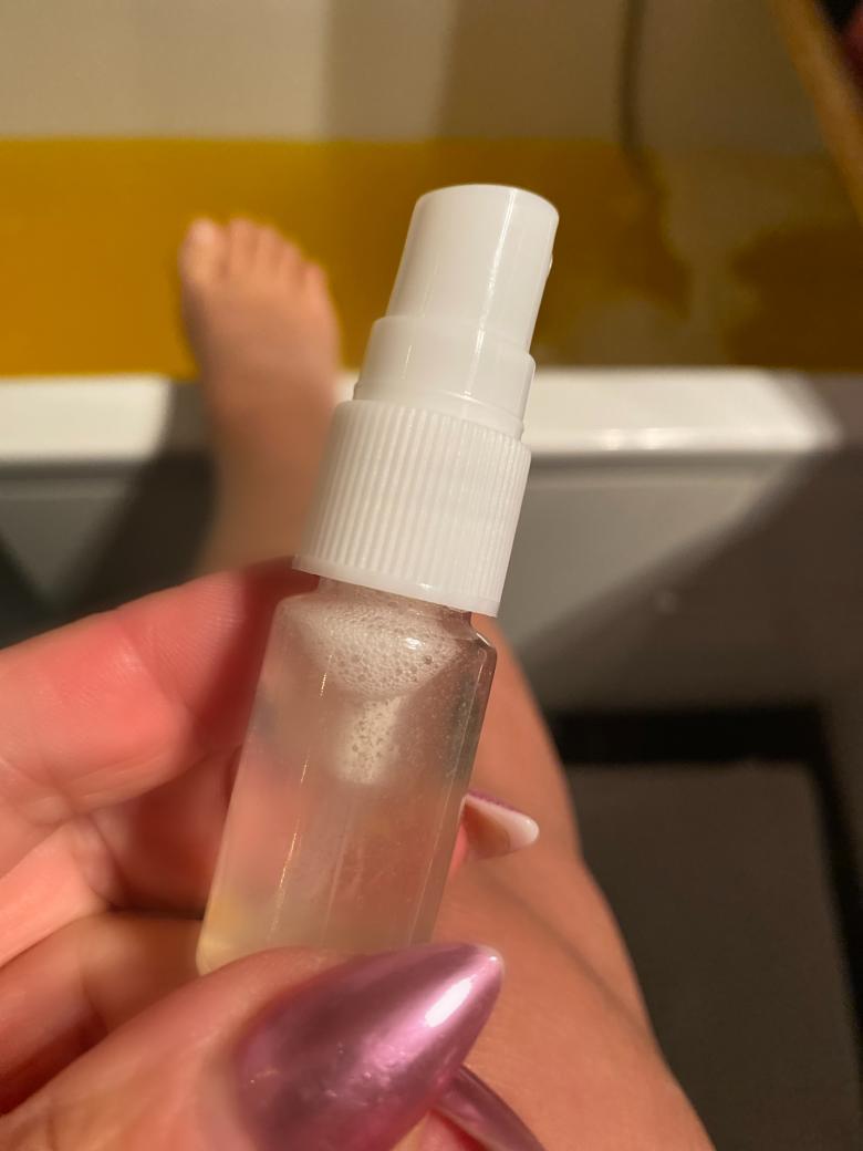 2x Sprühfläschchen mit Spucke