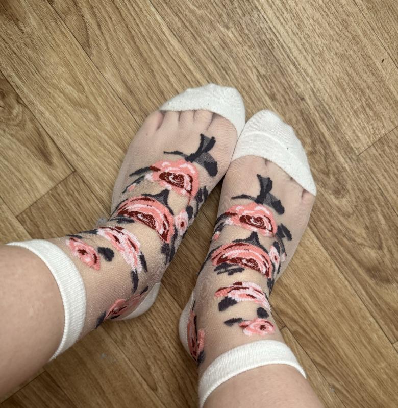Getragene Weiße Socken mit Blumenmuster