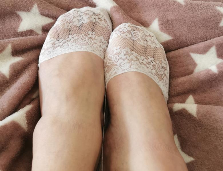 Weiße Spitzensocken für dich getragen