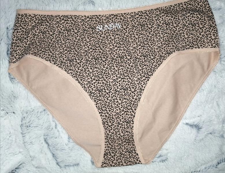 Großer Slip SUNDAY an behaarter Muschi