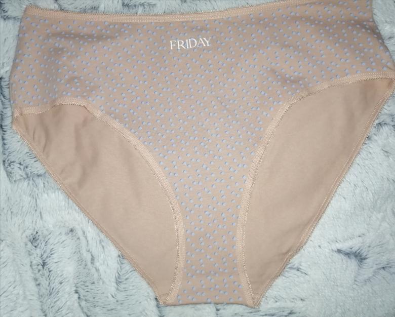 Großer Slip FRIDAY an behaarter Muschi