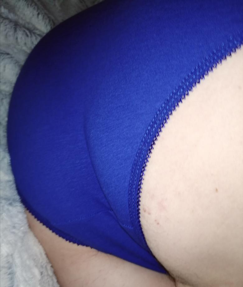 Blue TUESDAY an behaarter Muschi