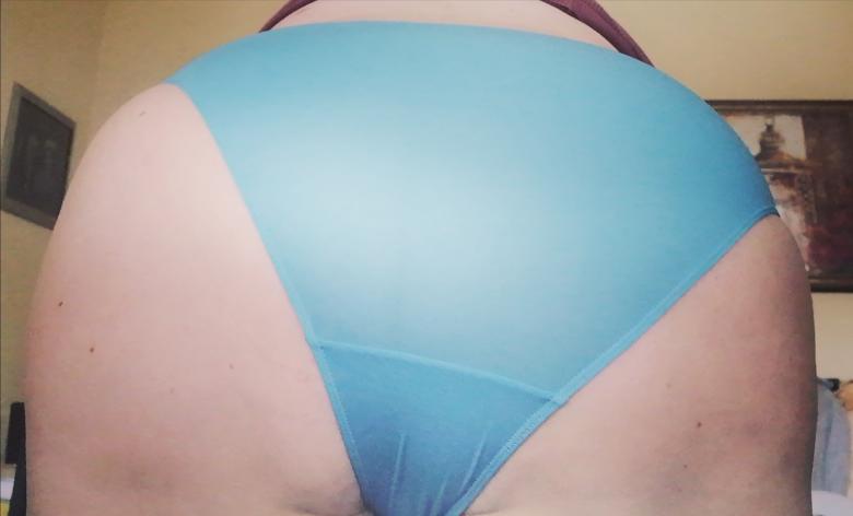 Seidig glattes BLAU an behaarter Muschi