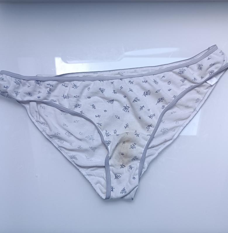 Geiler weißer Slip mit Pussysaft