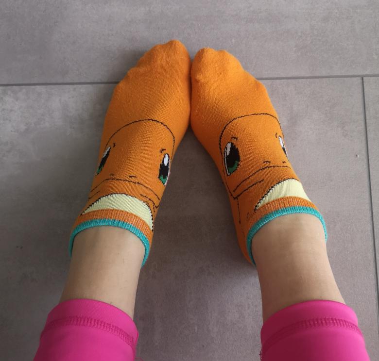 Orangene Pokémon Socken in 39