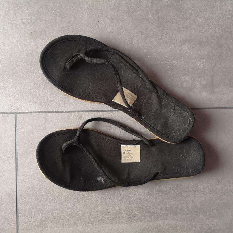 Alte schwarze flipflops in 39