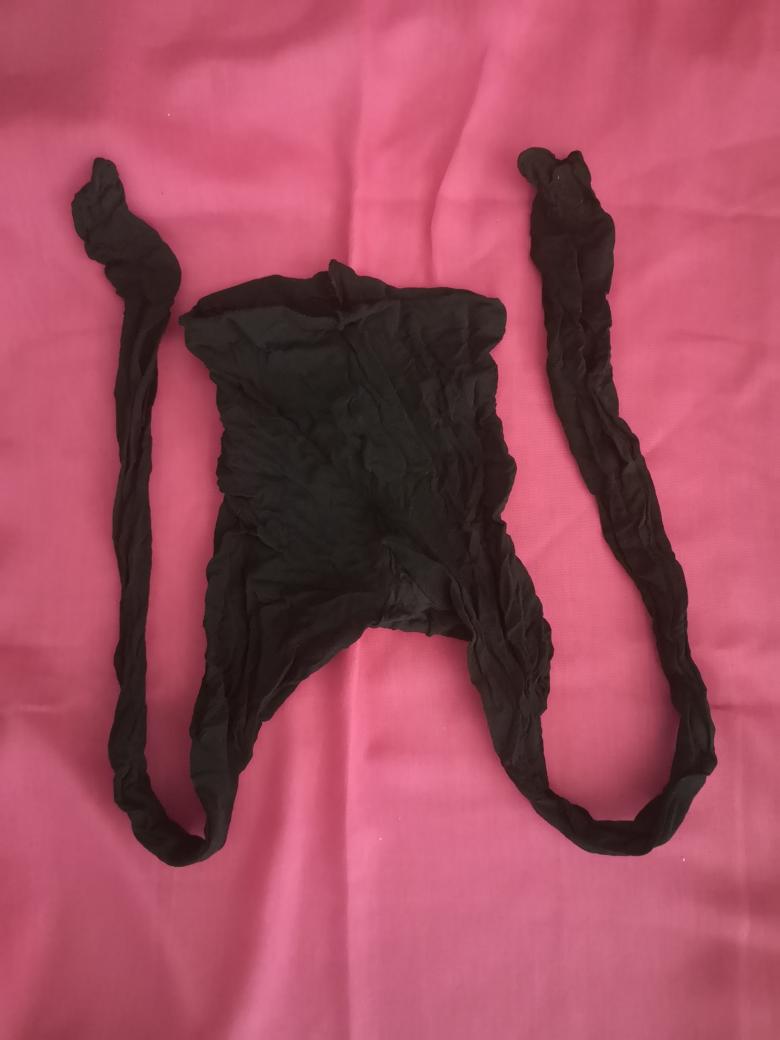 Durchgepisste Strumpfhose
