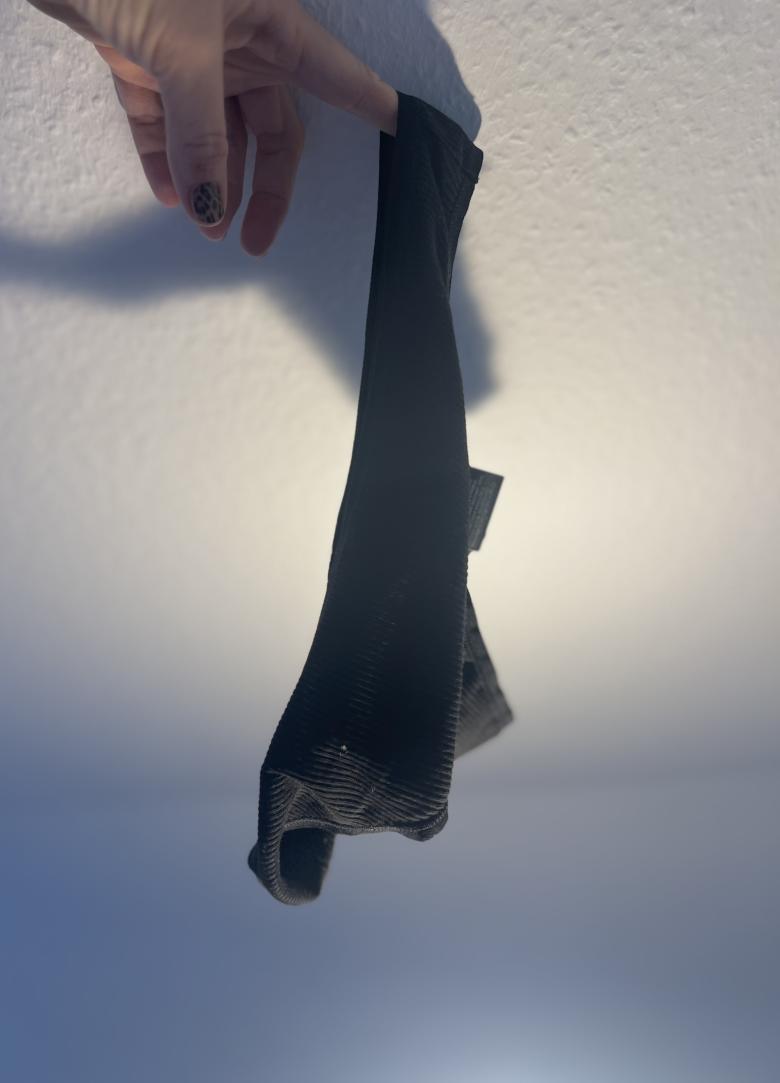 Schwarzer gerippter String basic ✨