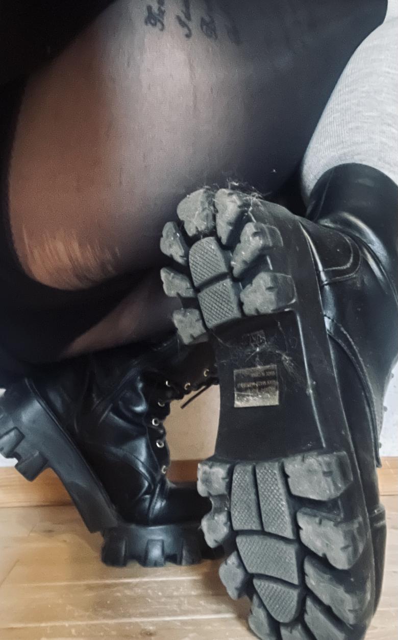 Sei mein Sklave! Leck mir die Schuhe!!!😈