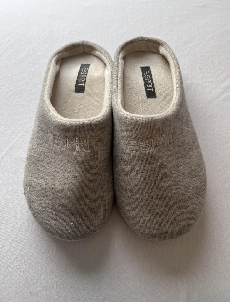 Feuchte Hausschuhe Esprit